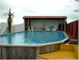 poolside.jpg (23749 bytes)